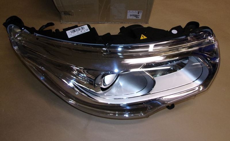 Reflektor Citroen C4 II prawy