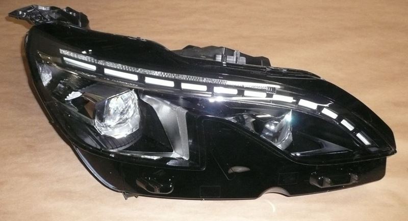 Reflektor Peugeot 5008 II prawy