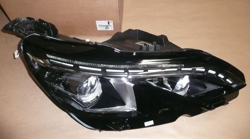 Reflektor Peugeot 5008 II prawy