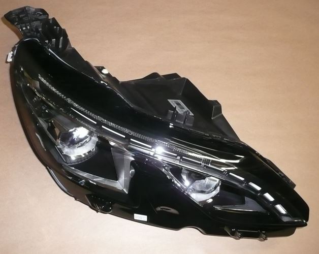 Reflektor Peugeot 5008 II prawy