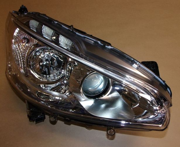 Reflektor Peugeot 208 prawy