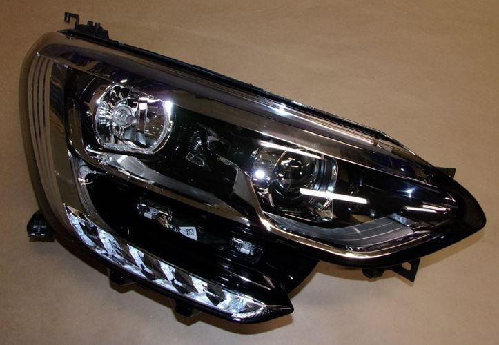 Reflektor Renault Megane IV prawy