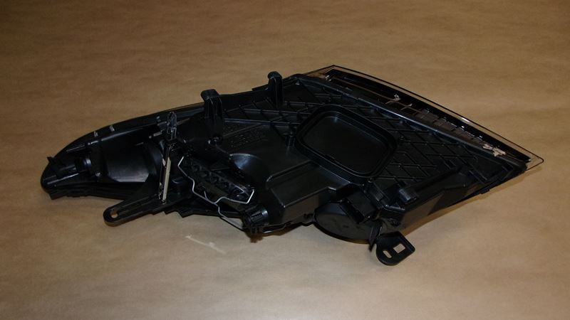Reflektor Renault Megane III czarny prawy
