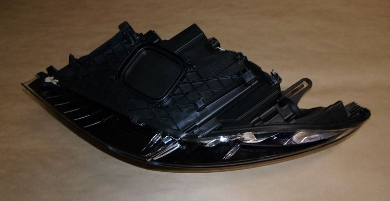 Reflektor Renault Megane III czarny prawy