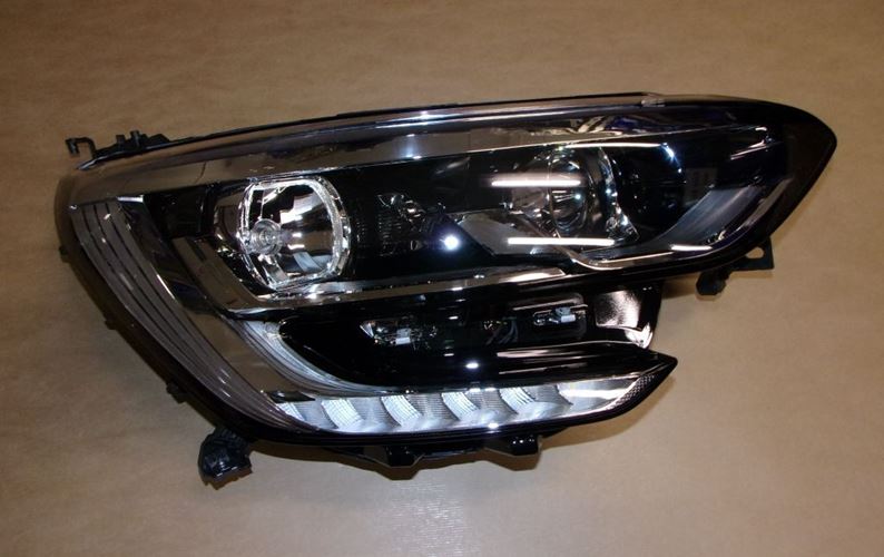 Reflektor Renault Megane IV prawy