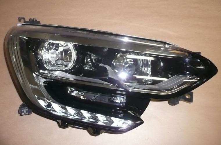 Reflektor Renault Megane IV prawy