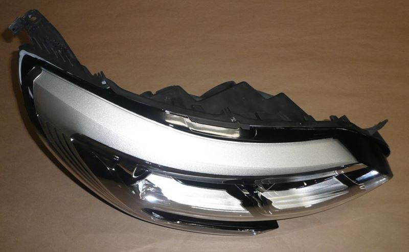 Reflektor Renault Megane IV prawy
