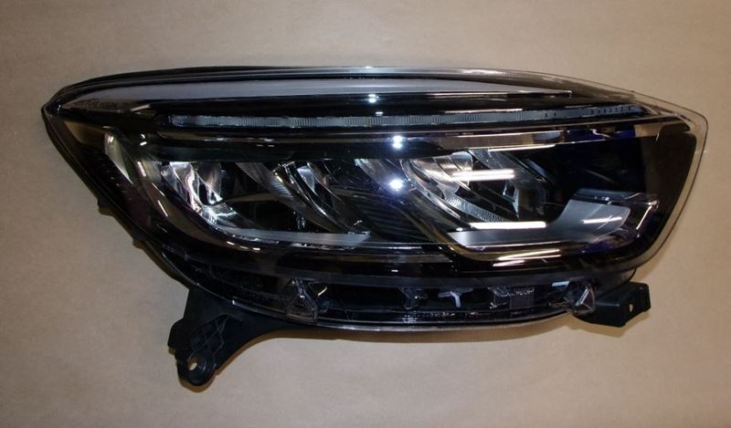REFLEKTOR RENAULT CAPTUR PRAWY