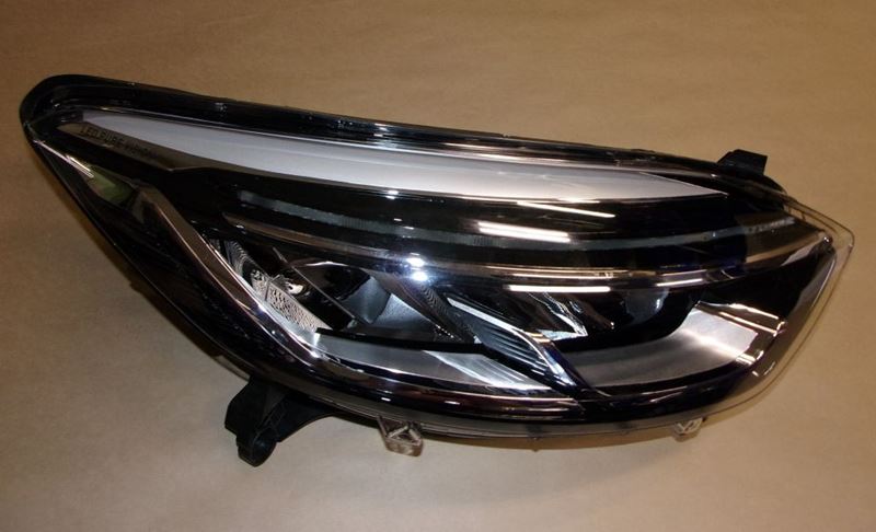 REFLEKTOR RENAULT CAPTUR PRAWY
