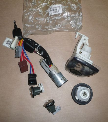Stacyjka z kompletem zamków Peugeot 106 II