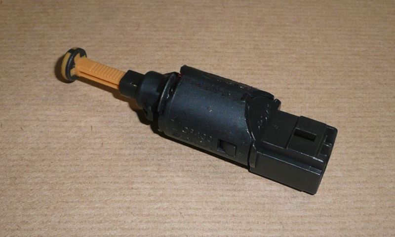 Włącznik świateł stopu Citroen Berlingo Peugeot 206 1007