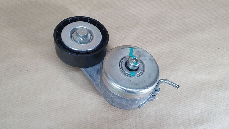 Napinacz paska osprzętu Oryginał Fiat 500 1.4