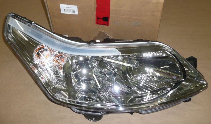 Reflektor Citroen C4 prawy