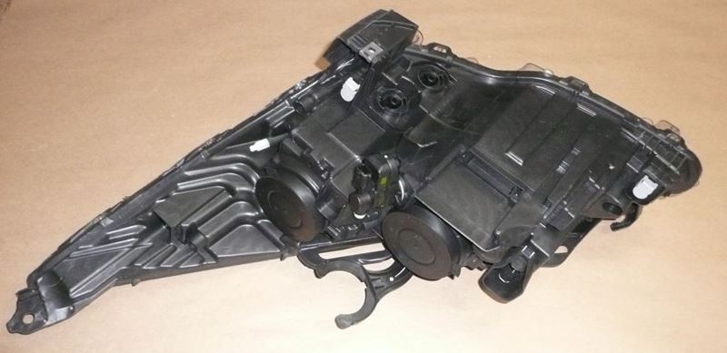 Reflektor Peugeot 3008 prawy