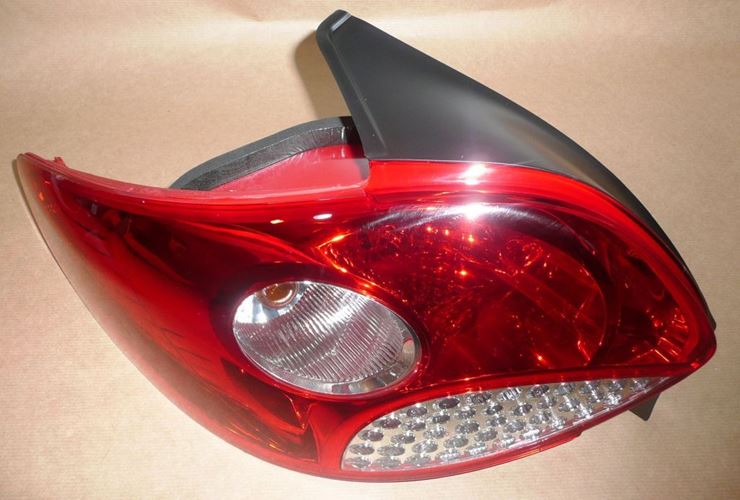 Lampa tylna Peugeot 206+ 2008> lewa