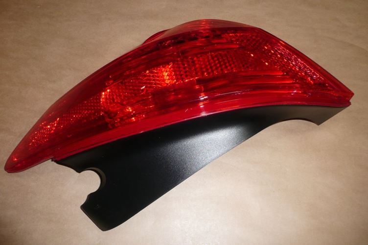Lampa tylna zespolona Peugeot 308 07> prawa