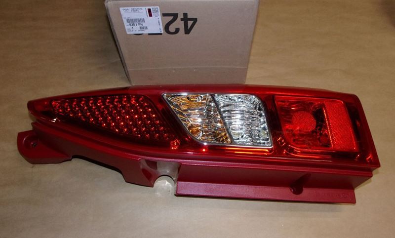 Lampa tylna zespolona Citroen Berlingo II prawa