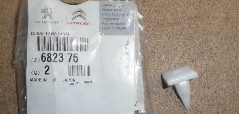 Nakrętka listwy progu Citroen C4 Aircross