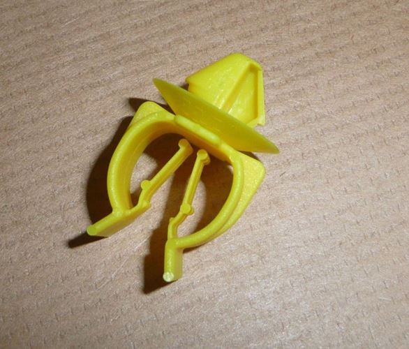 Spinka drążka maski Renault Laguna III