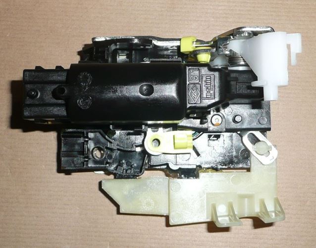 Zamek drzwi Dacia Duster przód lewy