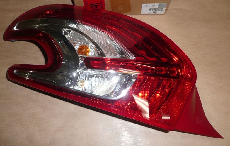Lampa tylna Peugeot 208 lewa