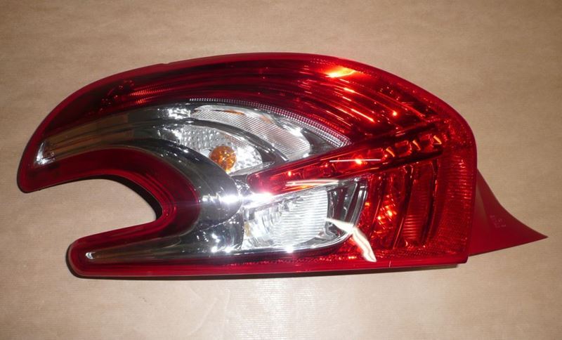 Lampa tylna Peugeot 208 lewa