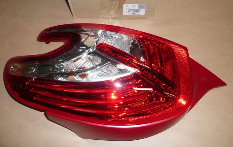 Lampa tylna Peugeot 208 prawa