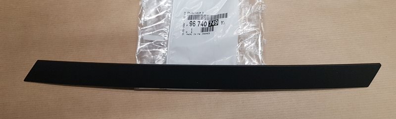 Listwa drzwi Peugeot 2008 przód prawe