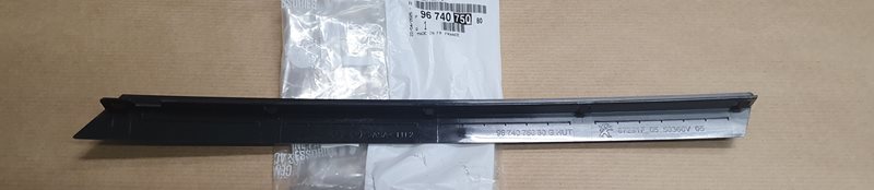 Listwa Szyby Przód Lewa Peugeot 2008