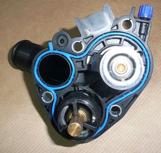 Obudowa termostatu Citroen C1 C3 Peugeot 108 1.2 Vti