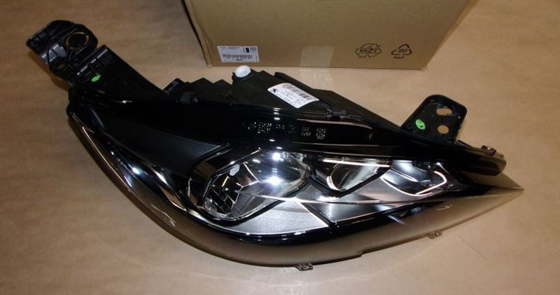 REFLEKTOR PEUGEOT 308 II PRAWY
