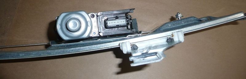 Podnośnik szyby elektryczny Peugeot 208 2008 lewy przód