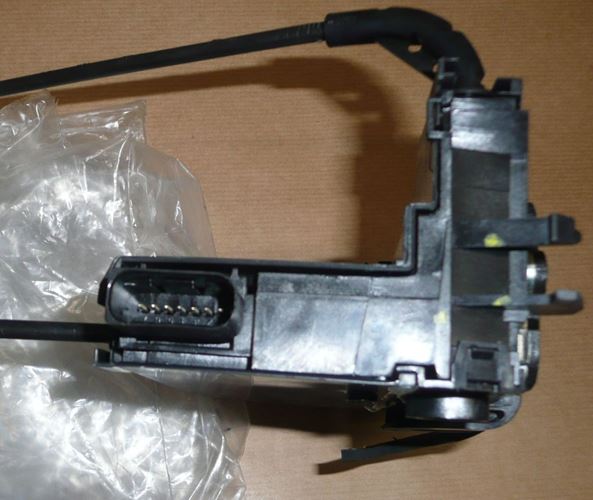 Zamek drzwi Peugeot 308 II przód lewy