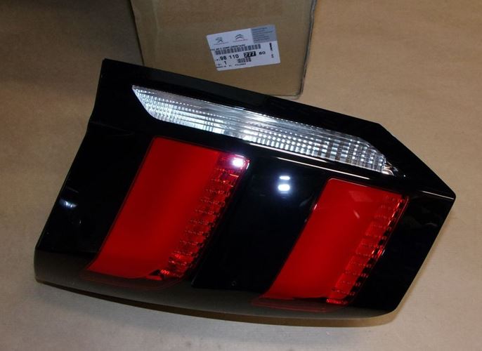 Lampa tylna Peugeot 5008 17> prawa