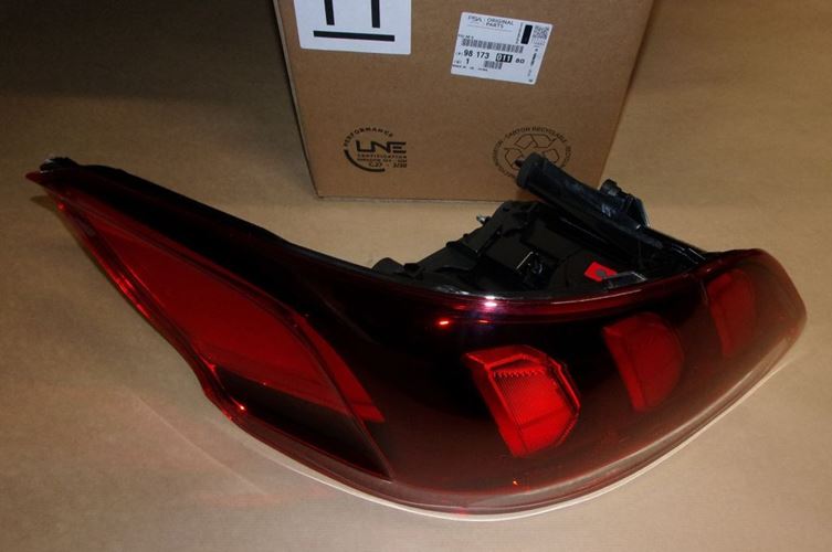 Lampa tylna Peugeot 301 lewa