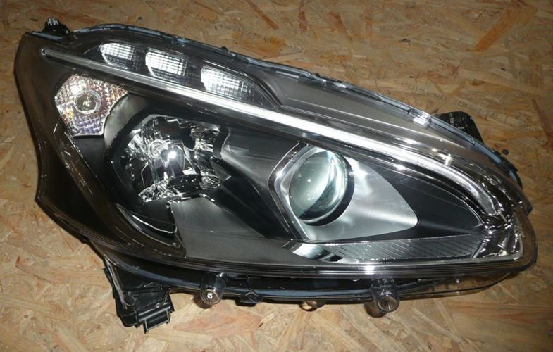 REFLEKTOR PEUGEOT 208 PRAWY
