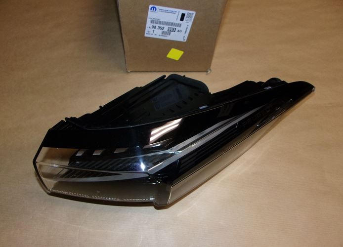 LAMPA TYLNA P 308 III,408 PRAWA