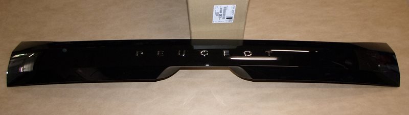 Listwa klapy tylnej Peugeot 208 II