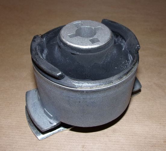 Tuleja tylnej belki Renault Laguna III prawa