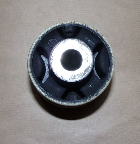 Tuleja tylnego wahacza Citroen C3 C4 Peugeot 1007