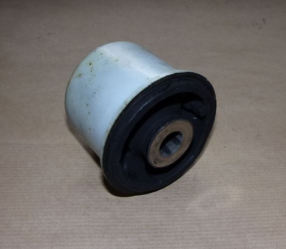 Tuleja tylnego wahacza Citroen C3 C4 Peugeot 1007