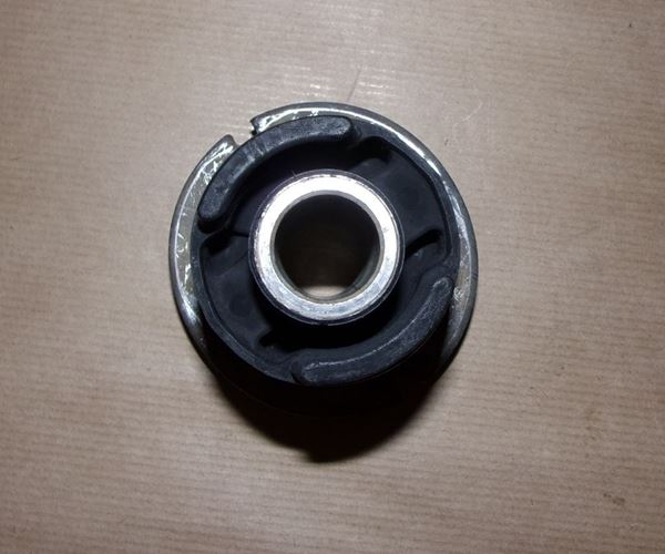 Tuleja tylnej belki Peugeot 206 przednia
