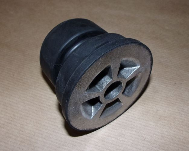 Tuleja tylnej belki Peugeot 607