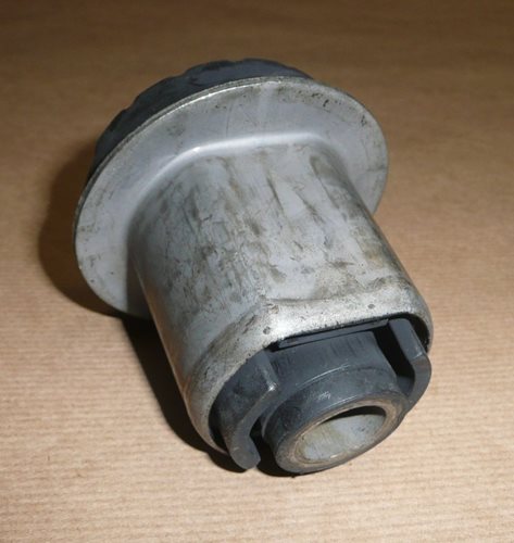 Tuleja tylnej belki Peugeot 206 tylna