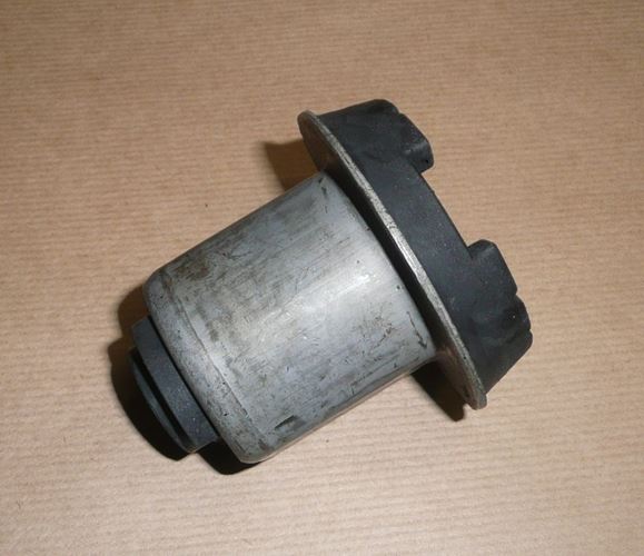 Tuleja tylnej belki Peugeot 206 tylna