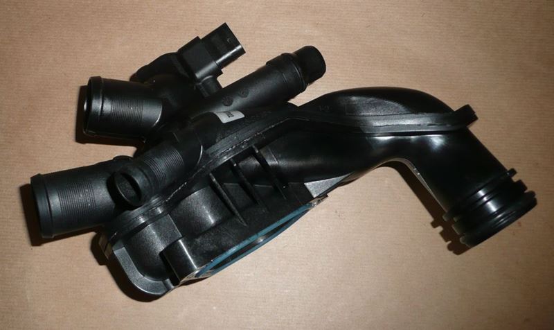 Obudowa termostatu Citroen C4 DS3 Peugeot 207 1.6 THP