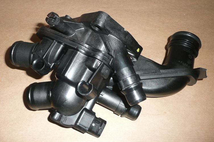 Obudowa termostatu Citroen C4 DS3 Peugeot 207 1.6 THP