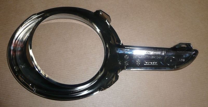 Ramka halogenu Peugeot 208 prawa