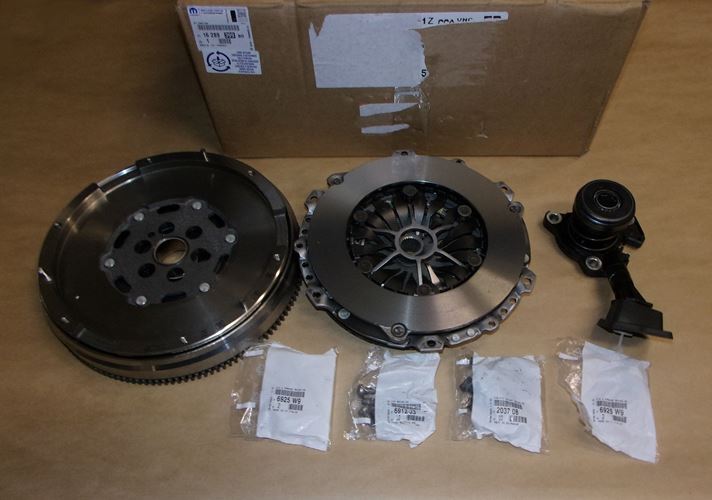 Zestaw sprzęgła z kołem dwumasowym z łożyskiem Citroen C4 II