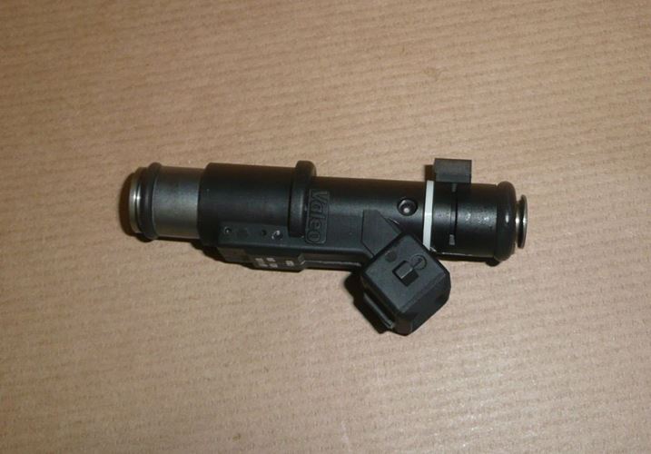 Wtryskiwacz Citroen C4 C5 C8 Peugeot 206 307 2.0 16V